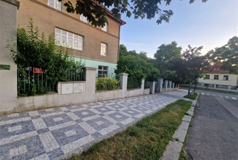 Nárožní chodník na Nedvědově náměstí v Podolí bude mít nový povrch a sjednotí se tak podoba chodníků na obou stranách. Asfalt nahradí tradiční dlažba s mozaikou a vyrovnány budou nynější propady. Zahájení prací je naplánováno na druhý až třetí červencový týden. Oprava čeká rovněž chodník ve Fillově ulici v Krči, kde začnou silničáři pracovat v pondělí 7. července. Naopak dokončen je již nový povrch v Lopatecké a Voráčovské. Nárožní chodník na Nedvědově náměstí v Podolí bude mít nový povrch a sjednotí se tak podoba chodníků na obou stranách. Asfalt nahradí tradiční dlažba s mozaikou a vyrovnány budou nynější propady. Zahájení prací je naplánováno na druhý až třetí červencový týden. Oprava čeká rovněž chodník ve Fillově ulici v Krči, kde začnou silničáři pracovat v pondělí 7. července. Naopak dokončen je již nový povrch v Lopatecké a Voráčovské.