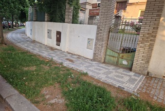 Nárožní chodník na Nedvědově náměstí v Podolí bude mít nový povrch a sjednotí se tak podoba chodníků na obou stranách. Asfalt nahradí tradiční dlažba s mozaikou a vyrovnány budou nynější propady. Zahájení prací je naplánováno na druhý až třetí červencový týden. Oprava čeká rovněž chodník ve Fillově ulici v Krči, kde začnou silničáři pracovat v pondělí 7. července. Naopak dokončen je již nový povrch v Lopatecké a Voráčovské. Nárožní chodník na Nedvědově náměstí v Podolí bude mít nový povrch a sjednotí se tak podoba chodníků na obou stranách. Asfalt nahradí tradiční dlažba s mozaikou a vyrovnány budou nynější propady. Zahájení prací je naplánováno na druhý až třetí červencový týden. Oprava čeká rovněž chodník ve Fillově ulici v Krči, kde začnou silničáři pracovat v pondělí 7. července. Naopak dokončen je již nový povrch v Lopatecké a Voráčovské.