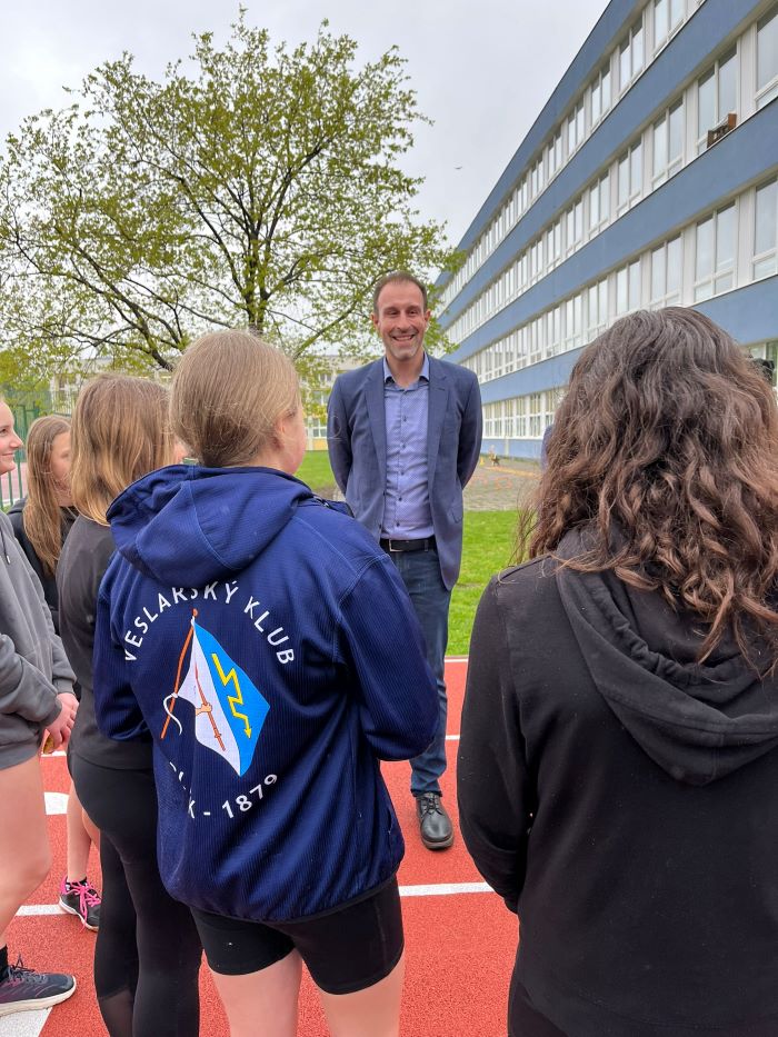 Městská část Praha 4 slavnostně otevřela zrekonstruované sportoviště v areálu základní školy Jílovská. Opravy se dočkalo jak hřiště na malou kopanou, tak atletické dráhy a doskočiště. Všechna sportoviště mají moderní povrchy a nové podloží. Městská část Praha 4 slavnostně otevřela zrekonstruované sportoviště v areálu základní školy Jílovská. Opravy se dočkalo jak hřiště na malou kopanou, tak atletické dráhy a doskočiště. Všechna sportoviště mají moderní povrchy a nové podloží.