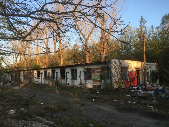 Dlouhé roky zanedbané místo se dočká zásadní proměny. Pozemky mezi Kunratickým potokem a cyklostezkou nad ulicí Vrbova, na nichž stojí zchátralé budovy bývalých stavebnin a které jsou zdrojem sociopatologických jevů pro celý Braník, patřily dlouhá léta státu. Už před pěti lety byl zahájen proces jejich svěření nejprve magistrátu a poté městské části Praha 4. Dlouhé roky zanedbané místo se dočká zásadní proměny. Pozemky mezi Kunratickým potokem a cyklostezkou nad ulicí Vrbova, na nichž stojí zchátralé budovy bývalých stavebnin a které jsou zdrojem sociopatologických jevů pro celý Braník, patřily dlouhá léta státu. Už před pěti lety byl zahájen proces jejich svěření nejprve magistrátu a poté městské části Praha 4.
