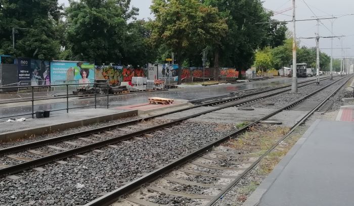 Obnova vodovodního řadu pod cyklostezkou A2 omezí dopravu ve směru z centra mezi vjezdem do Žlutých lázní a tramvajovou smyčkou mezi zastávkami Dvorce a Přístaviště. Cyklisté a chodci využijí namísto cyklostezky pro ně vyhrazený pravý jízdní pruh a řidiči budou jezdit pouze levým. Omezení začne platit v pondělí 21. července a potrvá do pondělí 22. září 2025. Obnova vodovodního řadu pod cyklostezkou A2 omezí dopravu ve směru z centra mezi vjezdem do Žlutých lázní a tramvajovou smyčkou mezi zastávkami Dvorce a Přístaviště. Cyklisté a chodci využijí namísto cyklostezky pro ně vyhrazený pravý jízdní pruh a řidiči budou jezdit pouze levým. Omezení začne platit v pondělí 21. července a potrvá do pondělí 22. září 2025.