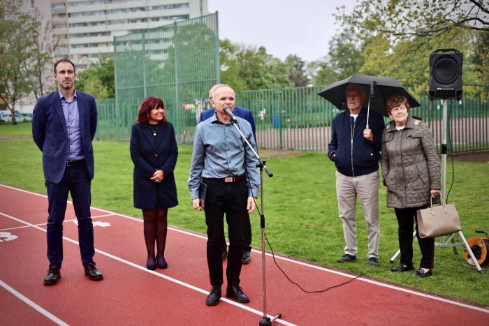 Městská část Praha 4 slavnostně otevřela zrekonstruované sportoviště v areálu základní školy Jílovská. Opravy se dočkalo jak hřiště na malou kopanou, tak atletické dráhy a doskočiště. Všechna sportoviště mají moderní povrchy a nové podloží. Městská část Praha 4 slavnostně otevřela zrekonstruované sportoviště v areálu základní školy Jílovská. Opravy se dočkalo jak hřiště na malou kopanou, tak atletické dráhy a doskočiště. Všechna sportoviště mají moderní povrchy a nové podloží.