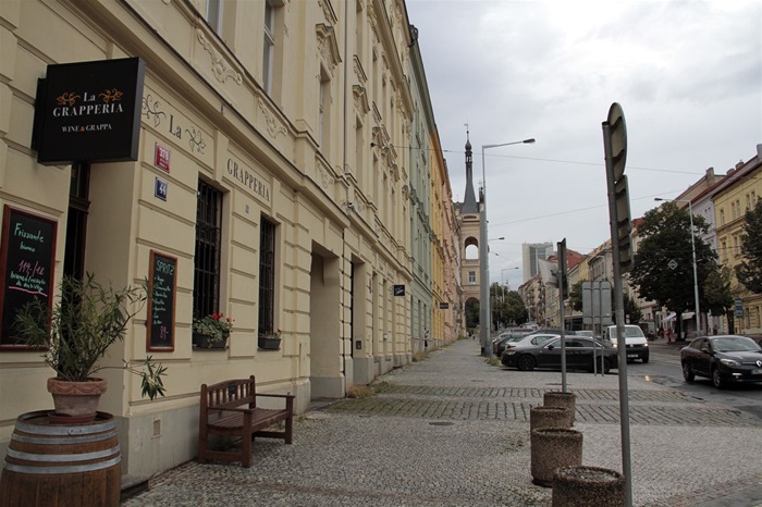 Rada městské části Praha 4 schválila 15. července 2020 slevy na nájmech pro konkrétní podniky, mezi nimi jsou například divadla, občanská sdružení, školy a podnikatelé. Za měsíce květen a červen bylo možné získat 40procentní slevu, která se týkala nájemců nebytových prostor a nebytových objektů ve svěřené správě městské části, kteří nemohli v těchto měsících podnikat. 