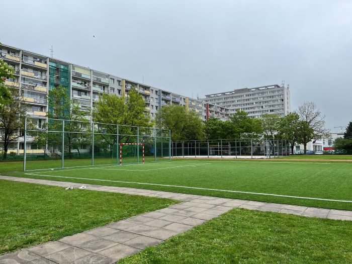 Městská část Praha 4 slavnostně otevřela zrekonstruované sportoviště v areálu základní školy Jílovská. Opravy se dočkalo jak hřiště na malou kopanou, tak atletické dráhy a doskočiště. Všechna sportoviště mají moderní povrchy a nové podloží.