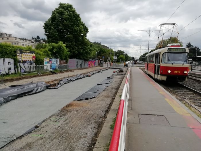 Cestující v MHD se dočkají v Podolí na Dvorcích nové stejnojmenné autobusové zastávky. Vznikne tak přestupní uzel mezi autobusy a tramvajemi a přibude autobusová linka č. 196 a nově také přesměrovaná linka č. 124, které budou jezdit přes nový Dvorecký most. Nyní vzniká zastávka ve směru do centra a letos na podzim bude vybudována ta v opačném směru. Do zimy pak vznikne ještě nová zastávka Přístaviště v ulic Ke Krči směrem na Novodvorskou. 