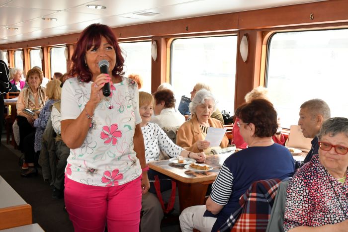 Také letos vypluli senioři s městskou částí Praha 4 na tradiční jarní plavbu po Vltavě. Na palubě je přivítala 1. místostarostka Irena Michalcová (ANO 2011), která má která má v kompetenci rodinnou politiku. Pro účastníky bylo připraveno občerstvení, nechyběla ani živá hudba. 