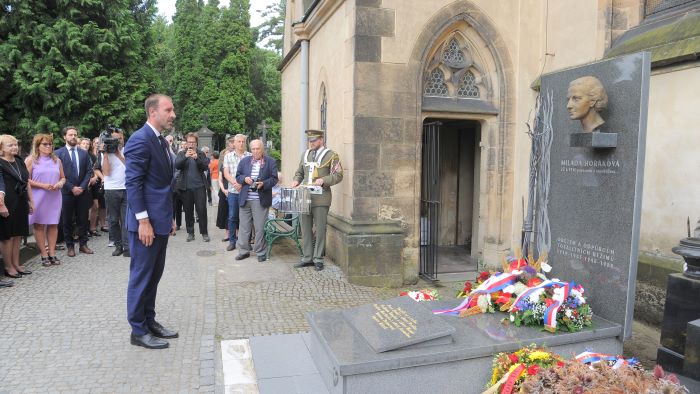 V bazilice svatého Petra a Pavla na Vyšehradě se ve čtvrtek 26. června 2025 uskutečnilo pietní shromáždění k uctění památky političky, právničky a oběti komunistického režimu JUDr. Milady Horákové. Popravena byla komunisty ve věznici na Pankráci před 75 lety v červnu 1950. Za městskou část Praha 4 se aktu zúčastnil starosta Ondřej Kubín (ODS). V bazilice svatého Petra a Pavla na Vyšehradě se ve čtvrtek 26. června 2025 uskutečnilo pietní shromáždění k uctění památky političky, právničky a oběti komunistického režimu JUDr. Milady Horákové. Popravena byla komunisty ve věznici na Pankráci před 75 lety v červnu 1950. Za městskou část Praha 4 se aktu zúčastnil starosta Ondřej Kubín (ODS).