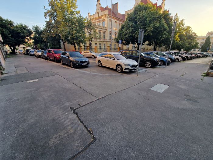 Nárožní chodník na Nedvědově náměstí v Podolí bude mít nový povrch a sjednotí se tak podoba chodníků na obou stranách. Asfalt nahradí tradiční dlažba s mozaikou a vyrovnány budou nynější propady. Zahájení prací je naplánováno na druhý až třetí červencový týden. Oprava čeká rovněž chodník ve Fillově ulici v Krči, kde začnou silničáři pracovat v pondělí 7. července. Naopak dokončen je již nový povrch v Lopatecké a Voráčovské. Nárožní chodník na Nedvědově náměstí v Podolí bude mít nový povrch a sjednotí se tak podoba chodníků na obou stranách. Asfalt nahradí tradiční dlažba s mozaikou a vyrovnány budou nynější propady. Zahájení prací je naplánováno na druhý až třetí červencový týden. Oprava čeká rovněž chodník ve Fillově ulici v Krči, kde začnou silničáři pracovat v pondělí 7. července. Naopak dokončen je již nový povrch v Lopatecké a Voráčovské.