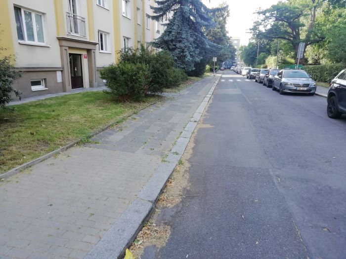 Nárožní chodník na Nedvědově náměstí v Podolí bude mít nový povrch a sjednotí se tak podoba chodníků na obou stranách. Asfalt nahradí tradiční dlažba s mozaikou a vyrovnány budou nynější propady. Zahájení prací je naplánováno na druhý až třetí červencový týden. Oprava čeká rovněž chodník ve Fillově ulici v Krči, kde začnou silničáři pracovat v pondělí 7. července. Naopak dokončen je již nový povrch v Lopatecké a Voráčovské. Nárožní chodník na Nedvědově náměstí v Podolí bude mít nový povrch a sjednotí se tak podoba chodníků na obou stranách. Asfalt nahradí tradiční dlažba s mozaikou a vyrovnány budou nynější propady. Zahájení prací je naplánováno na druhý až třetí červencový týden. Oprava čeká rovněž chodník ve Fillově ulici v Krči, kde začnou silničáři pracovat v pondělí 7. července. Naopak dokončen je již nový povrch v Lopatecké a Voráčovské.