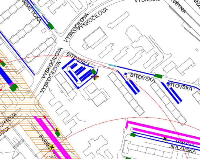 Ve středu 28. května 2025 uspořádala městská část Praha 4 veřejné informační setkání k připravovanému projektu parkovací nástavby v ulici Bítovská. V tomto článku přinášíme nejdůležitější otázky, které obyvatele této lokality položili, a odpovědi na ně.