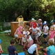 Děti z mateřské školy v Táborské ulici se spolu se svými učitelkami svědomitě starají o záhonky na školní zahradě. A protože se jejich bylinkách, kytičkám i zelenině daří, dostaly ve středu 22. června 2022 jako dárek malou zahradní slavnost a pohádku. Pochválit úsilí dětí přišel i radní Prahy 4 pro životní prostředí a místní Agendu 21 Tomáš Hrdinka (ANO 2011).