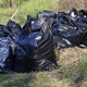 Okolí cyklostezky u branických hřišť dlouhodobě trpí nepořádkem, který zde vytvářejí lidé, jimž je zatěžko odložit pneumatiky a další odpad tam, kam patří, a pohazují ho místo toho v zeleni. Místní obyvatelé, ochotní středoškoláci a radní Tomáš Hrdinka se proto spojili, domluvili a vyrazili v úterý 27. dubna 2021 vylepšit naše společné okolí. Mnozí ze studentů se setkali poprvé po řadě měsíců, kdy se vídají jen přes monitory počítačů. Ty ale nyní vypnuli a přijeli do Braníka, kde vyfasovali rukavice, dezinfekci, velké plastové pytle a nevábné okolí cyklostezky v sousedství sportovišť a Jižní spojky uklidili. Práce bylo dost, ale studenti z michelské Školy mezinárodních a veřejných vztahů jsou na environmentální projekty zvyklí. 