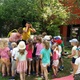 Děti z mateřské školy v Táborské ulici se spolu se svými učitelkami svědomitě starají o záhonky na školní zahradě. A protože se jejich bylinkách, kytičkám i zelenině daří, dostaly ve středu 22. června 2022 jako dárek malou zahradní slavnost a pohádku. Pochválit úsilí dětí přišel i radní Prahy 4 pro životní prostředí a místní Agendu 21 Tomáš Hrdinka (ANO 2011).