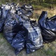 Okolí cyklostezky u branických hřišť dlouhodobě trpí nepořádkem, který zde vytvářejí lidé, jimž je zatěžko odložit pneumatiky a další odpad tam, kam patří, a pohazují ho místo toho v zeleni. Místní obyvatelé, ochotní středoškoláci a radní Tomáš Hrdinka se proto spojili, domluvili a vyrazili v úterý 27. dubna 2021 vylepšit naše společné okolí. Mnozí ze studentů se setkali poprvé po řadě měsíců, kdy se vídají jen přes monitory počítačů. Ty ale nyní vypnuli a přijeli do Braníka, kde vyfasovali rukavice, dezinfekci, velké plastové pytle a nevábné okolí cyklostezky v sousedství sportovišť a Jižní spojky uklidili. Práce bylo dost, ale studenti z michelské Školy mezinárodních a veřejných vztahů jsou na environmentální projekty zvyklí. 