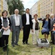 Společenské setkání u Záhonu 40 růží pro Lidice v ulici Za Zelenou liškou v Praze 4