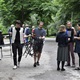 Po citlivé rekonstrukci altánu v parku Jezerka, která proběhla v režii městské části Praha 4, se toto krásné místo díky obětavým sousedům pomalu, ale jistě stává místním centrem nabízejícím čtenářský a odpočinkový kout nebo třeba potřebný klid pro práci na notebooku. Snímky jsou z akce spolku Probuďme Nusle, který zde ve čtvrtek 4. června 2020 odstartoval v 17 hodin veřejné čtení, spojené s koncertem, tvůrčí dílnou pro děti a sousedským stolem. Na akci se přišli podívat i zástupci radnice - radní pro investice Filip Vácha a místostarosta pro kulturu a majetek Michal Hroza /oba TOP 09).