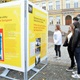 Na náměstí Generála Kutlvašra, vedle historické radnice v Nuslích, probíhá od 11. do 17. listopadu 2019 venkovní výstava s názvem: Cesta je volná!“. Je o uprchlících z komunistické Německé demokratické republiky (NDR, ale i DDR, východní Německo), kteří se i přes Prahu, hlavní město Československé socialistické republiky (ČSSR), snažili dostat do Spolkové republiky Německo (NSR, ale i SRN či BRD). Snímky jsou z vernisáže v úterý 12. listopadu 2019, které se zúčastnil i místostarosta Prahy 4 pro kulturu a majetek Michal Hroza (TOP 09).