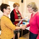 Předávání diplomů seniorům z projektu Zpátky do školy na Nuselské radnici