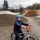 Radnice Prahy 4 zrekonstruovala sportoviště v sousedství ulice Na Chodovci. Právě tam byla už v roce 2008 vybudována přírodní pumptracková dráha se sousedícím skateparkem. Díky radničnímu projektu se nyní výrazně zlepšila kvalita areálu a rozšířily se počet, délka i obtížnost tratí. Původně jedna dráha se díky rekonstrukci rozšířila na tři dráhy různých stupňů obtížnosti – od začátečníků po pokročilé. Celková délka tratí je 160 metrů a výška skoků od půl do tří metrů. Zkušeným cyklotrialistům je rovněž k dispozici umělá šestimetrová rampa.