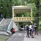 Po citlivé rekonstrukci altánu v parku Jezerka, která proběhla v režii městské části Praha 4, se toto krásné místo díky obětavým sousedům pomalu, ale jistě stává místním centrem nabízejícím čtenářský a odpočinkový kout nebo třeba potřebný klid pro práci na notebooku. Snímky jsou z akce spolku Probuďme Nusle, který zde ve čtvrtek 4. června 2020 odstartoval v 17 hodin veřejné čtení, spojené s koncertem, tvůrčí dílnou pro děti a sousedským stolem. Na akci se přišli podívat i zástupci radnice - radní pro investice Filip Vácha a místostarosta pro kulturu a majetek Michal Hroza /oba TOP 09).