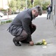 Již víc než deset mosazných dlaždic, připomínajících osudy lidí, kteří se stali oběťmi nacistického teroru, je rozmístěno v ulicích Prahy 4. Tento týden přibyly další dva pamětní kameny, tzv. Stolpersteine, oba v Nuslích.
„Bylo mi ctí společně s předsedou pražské Židovské obce Františkem Bányaiem a rodinami obětí usadit na Praze 4 dva nové pamětní kameny. V ulici Petra Rezka 4 je nově vzpomínka na Helenu Weissbergerovou, která byla v roce 1942 deportována do Terezína a zavražděna v témže roce v Izbici. V ulici Lounských 1 pak připomínáme osud Františka Spiegla, který byl po odvlečení do Terezína v roce 1941 zavražděn o rok později v Rize,“ řekl místostarosta Prahy 4 Michal Hroza (TOP 09).