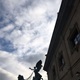 Ve čtvrtek 6. února 2020 si senioři z Prahy 4 prohlídli Zlatou kapličku. Prošli ji od střechy až po základní kameny umístěné ve sklepení a navštívili i některá místa běžným návštěvníkům zapovězená, jako třeba vchod a zázemí prezidentské lóže. Zájem o komentovanou prohlídku interiérů Národního divadla byl veliký a krásné počasí pak celý zážitek jen umocnilo.