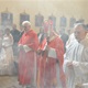 Udílení svátosti biřmování kardinálem Dominikem Dukou v kostele sv. Václava v Nuslích