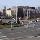 V sobotu 27. března 2021 zahájí Dopravní podnik hlavního města Prahy další etapu Rekonstrukce tramvajové tratě Vladimírova - Táborská - Na Pankráci - Na Veselí - Soudní. Stavební práce budou po zimní přestávce pokračovat na Pankráci a v Nuslích, konkrétně v ulicích Na Pankráci a v Táborské až po křižovatku s Vladimírovou. Dopravní podnik tak naváže na loňskou podzimní rekonstrukci úseku od vozovny Pankrác po křižovatku ulic Na Pankráci a Na Veselí, a na stavbu nové tratě ke stanici metra Pankrác.  Na snímcích z 9. března 2021 probíhají přípravné práce na nám. Hrdinů a ve spodní části Táborské.