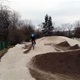 Radnice Prahy 4 zrekonstruovala sportoviště v sousedství ulice Na Chodovci. Právě tam byla už v roce 2008 vybudována přírodní pumptracková dráha se sousedícím skateparkem. Díky radničnímu projektu se nyní výrazně zlepšila kvalita areálu a rozšířily se počet, délka i obtížnost tratí. Původně jedna dráha se díky rekonstrukci rozšířila na tři dráhy různých stupňů obtížnosti – od začátečníků po pokročilé. Celková délka tratí je 160 metrů a výška skoků od půl do tří metrů. Zkušeným cyklotrialistům je rovněž k dispozici umělá šestimetrová rampa.