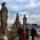 Ve čtvrtek 6. února 2020 si senioři z Prahy 4 prohlídli Zlatou kapličku. Prošli ji od střechy až po základní kameny umístěné ve sklepení a navštívili i některá místa běžným návštěvníkům zapovězená, jako třeba vchod a zázemí prezidentské lóže. Zájem o komentovanou prohlídku interiérů Národního divadla byl veliký a krásné počasí pak celý zážitek jen umocnilo.