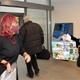 Právě končící rok nám přinesl řadu omezení. Patří mezi ně určitě mimo jiné nemožnost pořádat tradiční vánoční setkání seniorů a spolků. I proto pracovníci radnice připravili krásné kalendáře pro rok 2020. Mezi prvními občany, kteří si je mohli odnést domů, byli ti, kteří v uplynulých dnech navštívili budovu Úřadu MČ Praha 4. A jak jsme se sami přesvědčili, kalendáře všechny obdarované velmi potěšily. Kalendáře na radnici rozdávala 16. prosince 2020 i starostka Irena Michalcová (ANO 2011).