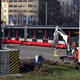V sobotu 27. března 2021 zahájí Dopravní podnik hlavního města Prahy další etapu Rekonstrukce tramvajové tratě Vladimírova - Táborská - Na Pankráci - Na Veselí - Soudní. Stavební práce budou po zimní přestávce pokračovat na Pankráci a v Nuslích, konkrétně v ulicích Na Pankráci a v Táborské až po křižovatku s Vladimírovou. Dopravní podnik tak naváže na loňskou podzimní rekonstrukci úseku od vozovny Pankrác po křižovatku ulic Na Pankráci a Na Veselí, a na stavbu nové tratě ke stanici metra Pankrác.  Na snímcích z 9. března 2021 probíhají přípravné práce na nám. Hrdinů a ve spodní části Táborské.
