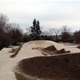 Radnice Prahy 4 zrekonstruovala sportoviště v sousedství ulice Na Chodovci. Právě tam byla už v roce 2008 vybudována přírodní pumptracková dráha se sousedícím skateparkem. Díky radničnímu projektu se nyní výrazně zlepšila kvalita areálu a rozšířily se počet, délka i obtížnost tratí. Původně jedna dráha se díky rekonstrukci rozšířila na tři dráhy různých stupňů obtížnosti – od začátečníků po pokročilé. Celková délka tratí je 160 metrů a výška skoků od půl do tří metrů. Zkušeným cyklotrialistům je rovněž k dispozici umělá šestimetrová rampa.