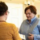 Předávání diplomů seniorům z projektu Zpátky do školy na Nuselské radnici