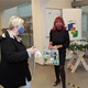 Právě končící rok nám přinesl řadu omezení. Patří mezi ně určitě mimo jiné nemožnost pořádat tradiční vánoční setkání seniorů a spolků. I proto pracovníci radnice připravili krásné kalendáře pro rok 2020. Mezi prvními občany, kteří si je mohli odnést domů, byli ti, kteří v uplynulých dnech navštívili budovu Úřadu MČ Praha 4. A jak jsme se sami přesvědčili, kalendáře všechny obdarované velmi potěšily. Kalendáře na radnici rozdávala 16. prosince 2020 i starostka Irena Michalcová (ANO 2011).