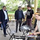 Po citlivé rekonstrukci altánu v parku Jezerka, která proběhla v režii městské části Praha 4, se toto krásné místo díky obětavým sousedům pomalu, ale jistě stává místním centrem nabízejícím čtenářský a odpočinkový kout nebo třeba potřebný klid pro práci na notebooku. Snímky jsou z akce spolku Probuďme Nusle, který zde ve čtvrtek 4. června 2020 odstartoval v 17 hodin veřejné čtení, spojené s koncertem, tvůrčí dílnou pro děti a sousedským stolem. Na akci se přišli podívat i zástupci radnice - radní pro investice Filip Vácha a místostarosta pro kulturu a majetek Michal Hroza /oba TOP 09).