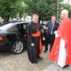 Udílení svátosti biřmování kardinálem Dominikem Dukou v kostele sv. Václava v Nuslích