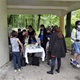 Po citlivé rekonstrukci altánu v parku Jezerka, která proběhla v režii městské části Praha 4, se toto krásné místo díky obětavým sousedům pomalu, ale jistě stává místním centrem nabízejícím čtenářský a odpočinkový kout nebo třeba potřebný klid pro práci na notebooku. Snímky jsou z akce spolku Probuďme Nusle, který zde ve čtvrtek 4. června 2020 odstartoval v 17 hodin veřejné čtení, spojené s koncertem, tvůrčí dílnou pro děti a sousedským stolem. Na akci se přišli podívat i zástupci radnice - radní pro investice Filip Vácha a místostarosta pro kulturu a majetek Michal Hroza /oba TOP 09).