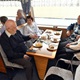 S měsícem dubnem se senioři městské části Praha 4 rozloučili stylově – jarní plavbou po Vltavě. Spolu se starostkou MČ Praha 4 Irenou Michalcovou (ANO 2011) vypluli ve čtvrtek 28. 4. 2022 na dvouhodinovou jízdu metropolí nad Vltavou na výletní lodí Európé za doprovodu živé hudby v podání Václava Bízka. Počasí se, stejně jako na podzimní plavbě pro seniory, opět vydařilo a nic tak nebránilo užít si nevšední zážitek, navíc s kávou a zákuskem v ruce. 