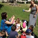 Děti z mateřské školy v Táborské ulici se spolu se svými učitelkami svědomitě starají o záhonky na školní zahradě. A protože se jejich bylinkách, kytičkám i zelenině daří, dostaly ve středu 22. června 2022 jako dárek malou zahradní slavnost a pohádku. Pochválit úsilí dětí přišel i radní Prahy 4 pro životní prostředí a místní Agendu 21 Tomáš Hrdinka (ANO 2011).