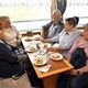 S měsícem dubnem se senioři městské části Praha 4 rozloučili stylově – jarní plavbou po Vltavě. Spolu se starostkou MČ Praha 4 Irenou Michalcovou (ANO 2011) vypluli ve čtvrtek 28. 4. 2022 na dvouhodinovou jízdu metropolí nad Vltavou na výletní lodí Európé za doprovodu živé hudby v podání Václava Bízka. Počasí se, stejně jako na podzimní plavbě pro seniory, opět vydařilo a nic tak nebránilo užít si nevšední zážitek, navíc s kávou a zákuskem v ruce. 