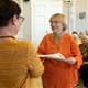 Předávání diplomů seniorům z projektu Zpátky do školy na Nuselské radnici