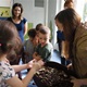 Základní škola Jílovská a mateřské školy K Podjezdu, Na Bučance a 4 pastelky úspěšně učí své děti správně kompostovat, a dostaly proto od radnice Prahy 4 jako ocenění za tuto činnost vermikompostéry Florium. Ty jim slavnostně předal radní pro životní prostředí a místní Agendu 21 Tomáš Hrdinka (ANO 2011). Bioodpad pro kompostéry mohou tvořit zbytky od ovoce a zeleniny, čajové lístky anebo třeba kávová sedlina. 