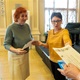 Předávání diplomů seniorům z projektu Zpátky do školy na Nuselské radnici