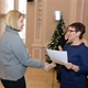 Slavnostní vyhlášení absolventek jazykových a počítačových kurzů pro matky na Nuselské radnici