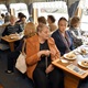 S měsícem dubnem se senioři městské části Praha 4 rozloučili stylově – jarní plavbou po Vltavě. Spolu se starostkou MČ Praha 4 Irenou Michalcovou (ANO 2011) vypluli ve čtvrtek 28. 4. 2022 na dvouhodinovou jízdu metropolí nad Vltavou na výletní lodí Európé za doprovodu živé hudby v podání Václava Bízka. Počasí se, stejně jako na podzimní plavbě pro seniory, opět vydařilo a nic tak nebránilo užít si nevšední zážitek, navíc s kávou a zákuskem v ruce. 