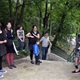 Po citlivé rekonstrukci altánu v parku Jezerka, která proběhla v režii městské části Praha 4, se toto krásné místo díky obětavým sousedům pomalu, ale jistě stává místním centrem nabízejícím čtenářský a odpočinkový kout nebo třeba potřebný klid pro práci na notebooku. Snímky jsou z akce spolku Probuďme Nusle, který zde ve čtvrtek 4. června 2020 odstartoval v 17 hodin veřejné čtení, spojené s koncertem, tvůrčí dílnou pro děti a sousedským stolem. Na akci se přišli podívat i zástupci radnice - radní pro investice Filip Vácha a místostarosta pro kulturu a majetek Michal Hroza /oba TOP 09).