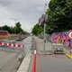 Cestující v MHD se dočkají v Podolí na Dvorcích nové stejnojmenné autobusové zastávky. Vznikne tak přestupní uzel mezi autobusy a tramvajemi a přibude autobusová linka č. 196 a nově také přesměrovaná linka č. 124, které budou jezdit přes nový Dvorecký most. Nyní vzniká zastávka ve směru do centra a letos na podzim bude vybudována ta v opačném směru. Do zimy pak vznikne ještě nová zastávka Přístaviště v ulic Ke Krči směrem na Novodvorskou. 