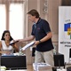 Prázdniny jsou v plném proudu, ale pedagogové ze škol Prahy 4 nezahálejí. Na začátku prázdnin proběhl vzdělávací seminář Robotika. Smyslem celé akce bylo ukázat pedagogům možnosti, jak zapojit moderní technologie do výuky. Účastníky semináře pod taktovkou organizace Eduteam přišla pozdravit a přivítat starostka městské části Praha 4 Irena Michalcová. Snímky jsou ze semináře z úterý 29. června 2021 na Nuselské radnici.