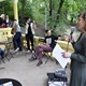 Po citlivé rekonstrukci altánu v parku Jezerka, která proběhla v režii městské části Praha 4, se toto krásné místo díky obětavým sousedům pomalu, ale jistě stává místním centrem nabízejícím čtenářský a odpočinkový kout nebo třeba potřebný klid pro práci na notebooku. Snímky jsou z akce spolku Probuďme Nusle, který zde ve čtvrtek 4. června 2020 odstartoval v 17 hodin veřejné čtení, spojené s koncertem, tvůrčí dílnou pro děti a sousedským stolem. Na akci se přišli podívat i zástupci radnice - radní pro investice Filip Vácha a místostarosta pro kulturu a majetek Michal Hroza /oba TOP 09).